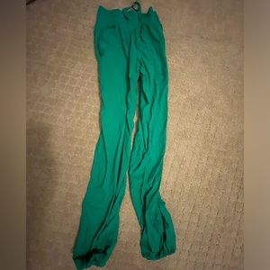 Size 0 Kelly green studio pants